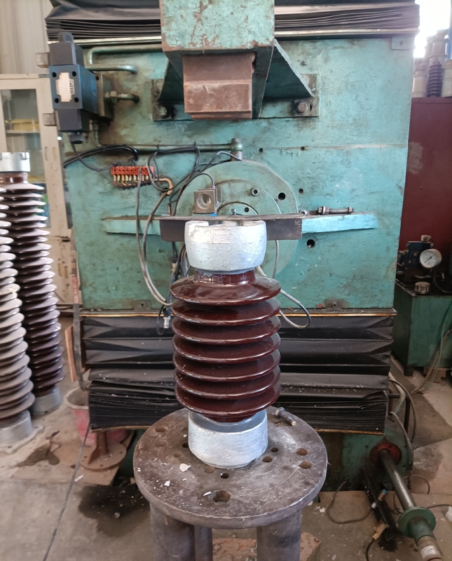 Sứ cường độ cao C-120 Trạm cách điện ANSI TR-208 Men nâu